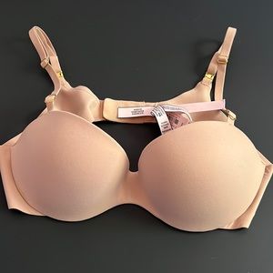 New with tags tan Victoria secret bra